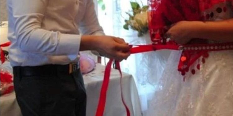 Çmenduri shqiptare/ Familja torturon nusen një ditë pas martesës sepse…nuk ishte e virgjër