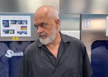 Rama: Do sjellim robotë për operacione në spitale. Mjekët: Aman rrogat!