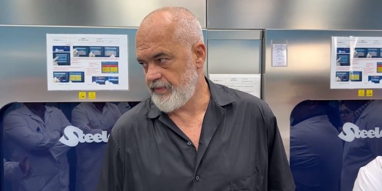 Rama: Do sjellim robotë për operacione në spitale. Mjekët: Aman rrogat!