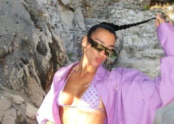 Dua Lipa i vë “flakën” jugut të Shqipërisë (FOTO)