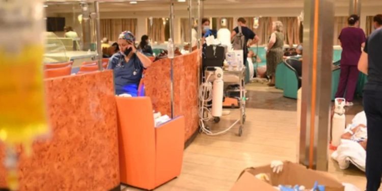 E rëndë në Greqi/ Zjarri i afrohet spitalit, pacientët transferohen në anije (FOTO)