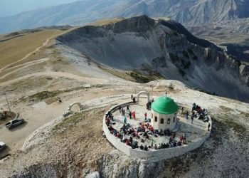 Pelegrinazhi në malin e Tomorrit, mijëra besimtarë ngjiten në Teqenë e Kulmakut!