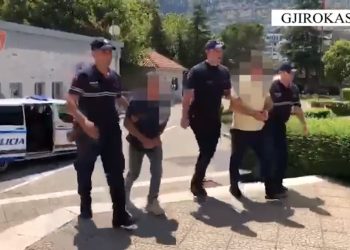 Emrat/ Zbulohet me dron kanabis në Lazarat, në pranga babë e bir (VIDEO)