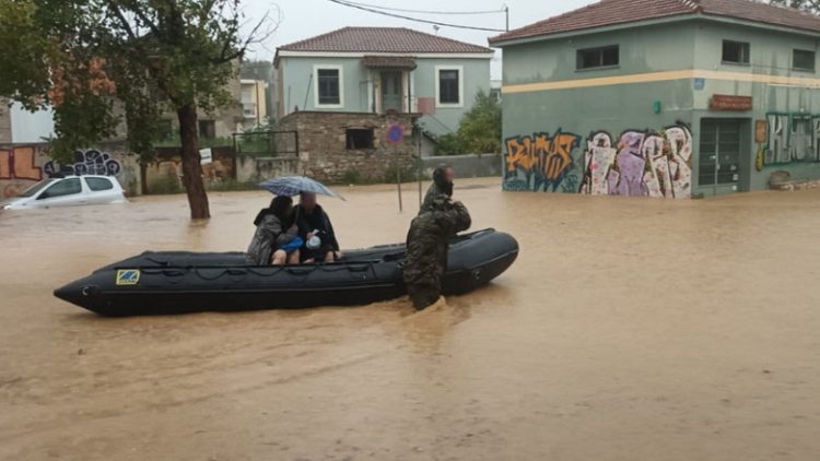 Shtëpi të rrëzuara, rrugë të shkatërruara e makina të humbura, pamje apokaliptike nga Greqia (FOTO)