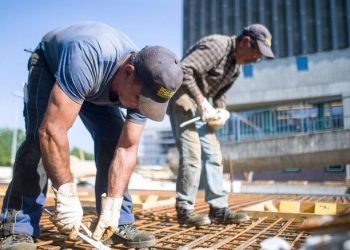 Shqiptarët punojnë më shumë se europianët (dhe paguhen më pak)