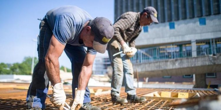 Shqiptarët punojnë më shumë se europianët (dhe paguhen më pak)