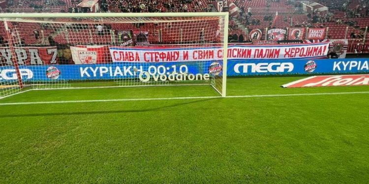 E turpshme/ Tifozët grekë të Olympiakos mbështesin terroristët: Kosova është Serbi (FOTO)