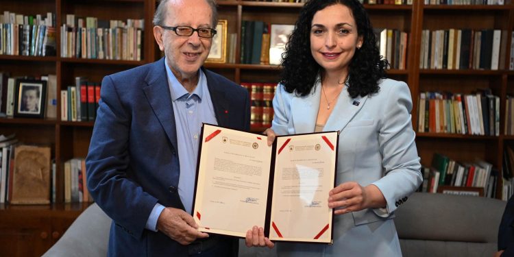 Ismail Kadaresë i jepet nënshtetësia e Kosovës