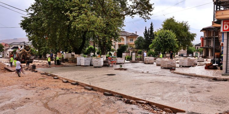 Pamjet nga Dropulli, po ndërtohet sheshi ku do të vendoset busti i Mitsotakis. A do të vijë kryeministri i Greqisë në tetor për inagurimin me Ramën?