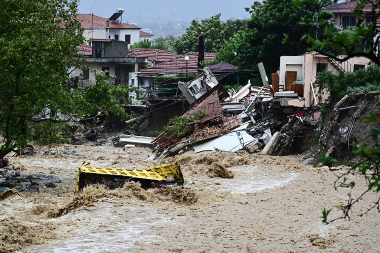Orë dramatike në Greqi, shkon në 6 numri i viktimave