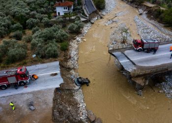 Shtëpi të rrëzuara, rrugë të shkatërruara e makina të humbura, pamje apokaliptike nga Greqia (FOTO)