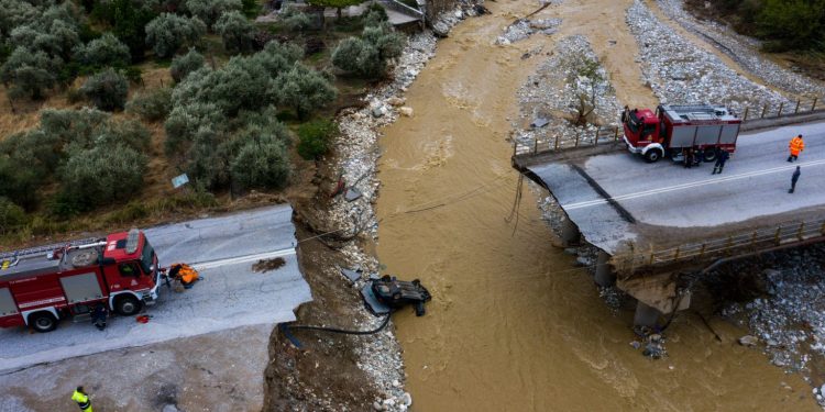 Shtëpi të rrëzuara, rrugë të shkatërruara e makina të humbura, pamje apokaliptike nga Greqia (FOTO)