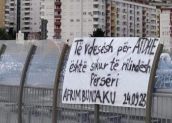 “Të vdesësh për atdhe është sikur të rilindësh përsëri”, banderola që po mbush rrugët e Prishtinës