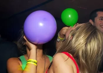 Çfarë duhet të dini për “tullumbacet” me oksid azoti që po helmojnë të rinjtë shqiptarë nëpër lokale