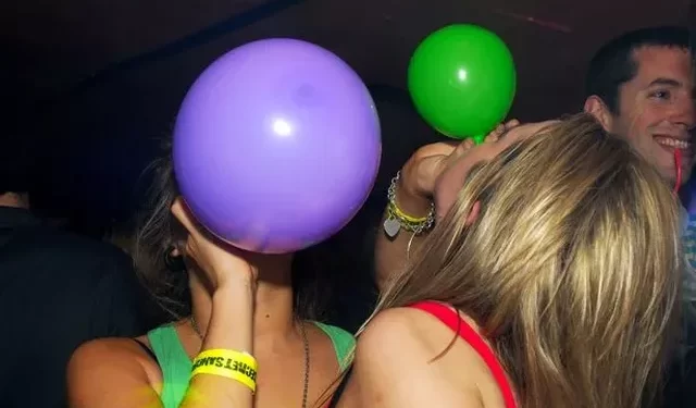 Çfarë duhet të dini për “tullumbacet” me oksid azoti që po helmojnë të rinjtë shqiptarë nëpër lokale