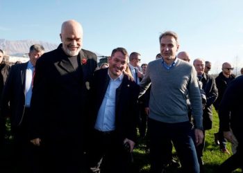 Mitsotakis “bërtet” për Belerin, Rama i tregon kantierin në Dropull: Sheshi do mbajë emrin e kryeministrit të parë grek që vizitoi minoritetin (FOTO)