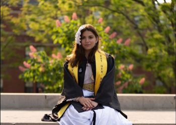 Studentja shqiptare diplomohet në Harvard, shkon në ceremoni me kostum popullor