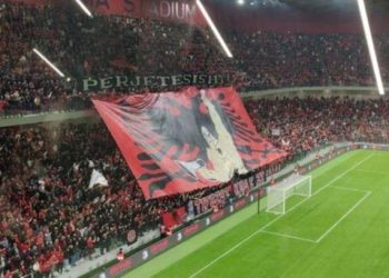 UEFA pezullon me kusht dy tribunat e Air Albania. Kush ka blerë bileta rrezikon të ngelet jashtë stadiumit
