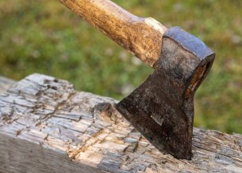 Qëlloi me armë në ajër, Policia greke i shkon shqiptarit në banesë, 46-vjeçari i godet me sëpatë