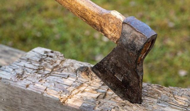 Qëlloi me armë në ajër, Policia greke i shkon shqiptarit në banesë, 46-vjeçari i godet me sëpatë