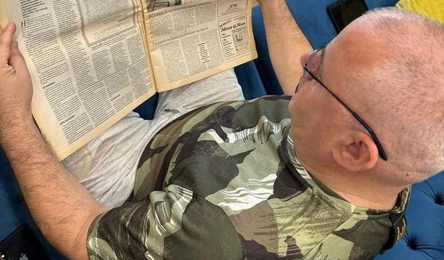 Artan Hoxha publikon foton e gazetës greke që zbuloi emrin e Fredi Belerit në Marsin e 1995-s