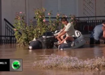 Përmbytjet në Greqi/ Dy shqiptarë në Larisa u vijnë në ndihmë me varkën e tyre 800 banorëve