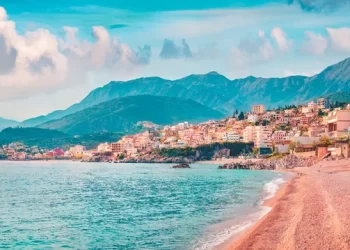 Shkrimi mjaltë e helm në gazetën greke për Shqipërinë turistike