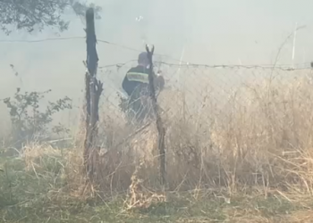 I vuri zjarrin tokës së tij, por dogji tre banesa, shpallet në kërkim 36-vjeçari në Finiq