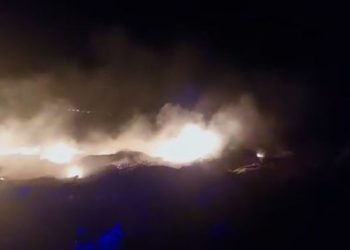 Zjarr në mbetjet urbane në Gjirokastër, rrezikohen varrezat