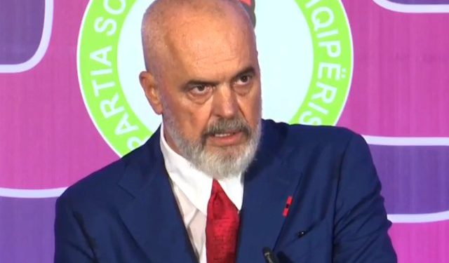 Rama flet si hoxhë: Mos vidhni se është harram, pasurimi me djersën e tjetrit nuk bëhet kurrë hallall!