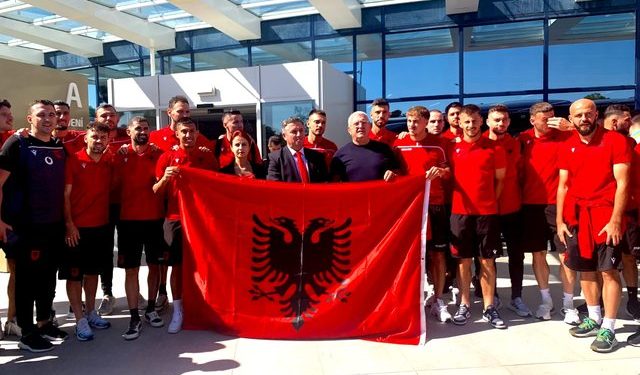 Sfida me çekët, Kombëtarja mbërrin në Pragë