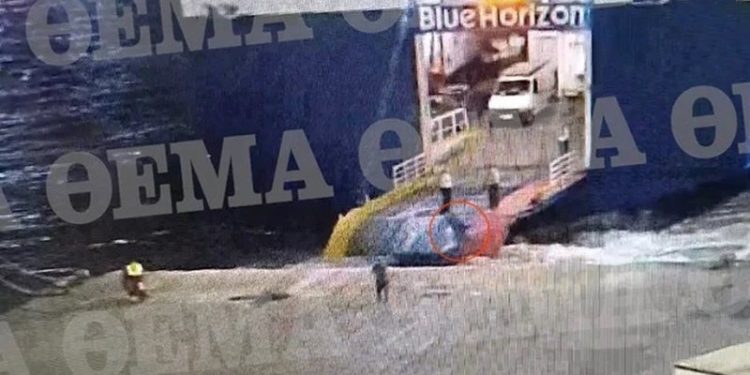 VIDEO që shokoi Greqinë/ Pasagjeri vrapon për të kapur tragetin, ekuipazhi e shtyn në det dhe gjen vdekjen