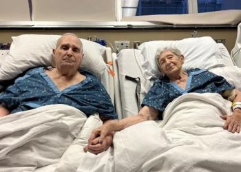Të martuar prej 7 dekadash, të moshuarit nuk ia lëshojnë duart njëri-tjetrit deri në momentet e fundit të jetës