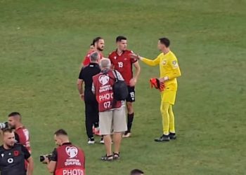 Moment i veçantë në fund të ndeshjes, portieri i Polonisë pret Dakun sa të mbarojë lutjen dhe e përshëndet bashkë me Asanin (VIDEO)