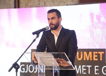 “Shqipëria Bëhet”, Adriatik Lapaj prezanton lëvizjen politike: Mund të isha ulur në kolltukë si të tjerët, por besoj se meritojmë një të ardhme tjetër (VIDEO)