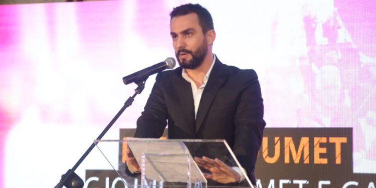 “Shqipëria Bëhet”, Adriatik Lapaj prezanton lëvizjen politike: Mund të isha ulur në kolltukë si të tjerët, por besoj se meritojmë një të ardhme tjetër (VIDEO)