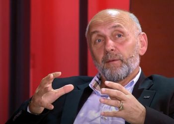 Alfred Çako: Këtë javë do na hedhin helm gjarpëri me avionë, të vaksinuarit do goditen me 5G. Një luftë e madhe na pret këto dy vjet