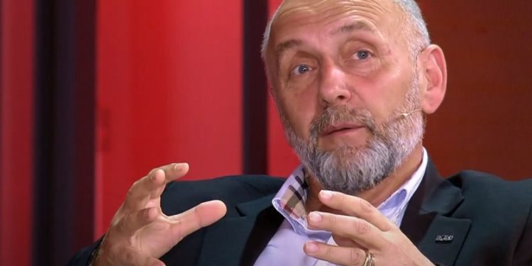 Alfred Çako: Këtë javë do na hedhin helm gjarpëri me avionë, të vaksinuarit do goditen me 5G. Një luftë e madhe na pret këto dy vjet