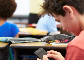 Ministria e Arsimit: Ndalohen celularët nëpër shkolla, telefoni sekuestrohet nëse ju kapin