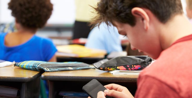 Ministria e Arsimit: Ndalohen celularët nëpër shkolla, telefoni sekuestrohet nëse ju kapin