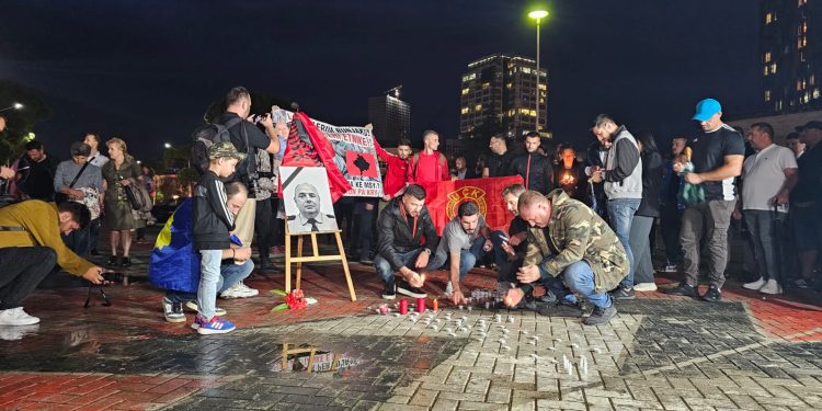 Vrasja e policit, homazhe edhe në Tiranë për Afrim Bunjakun (FOTO)