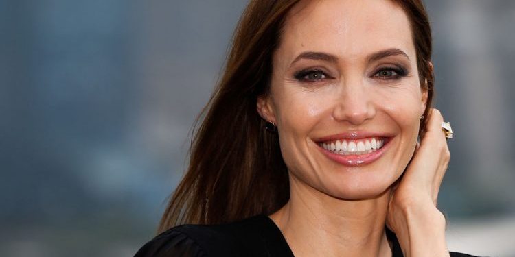 Angelina Jolie shkruan shqip dhe përmend Shqipërinë e Kosovën