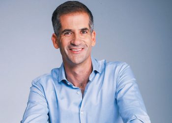 Krybashkiaku i Athinës bën fushatë për zgjedhjet lokale në Greqi me Fredi Belerin, qytetarët e “masakrojnë” me komente