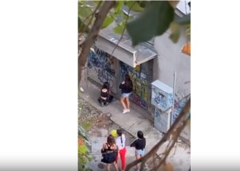 Pamje të rënda nga Bullgaria/ Shihni si bie në tokë adoleshentja pasi konsumon tollumbacen me azot (VIDEO)