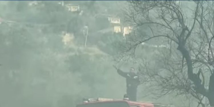 Zjarr i madh në Finiq, rrezikohen shtëpi në fshatin Livinë