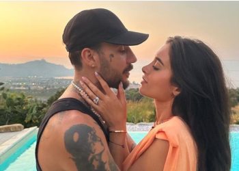 “Këmbë mbi këmbë”, Jori Delli ndan momente intime me të dashurin italian (FOTO)