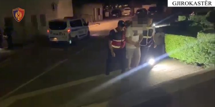Transportonte klandestinë, pranga 24-vjeçarit në Gjirokastër dhe bashkëpunëtorit të tij pakistanez (VIDEO)