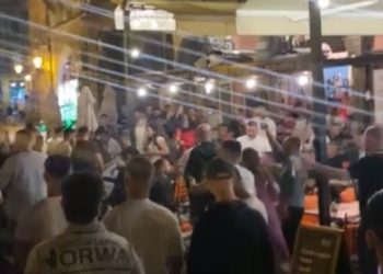 Tifozë kuqezi bëjnë Pragën të “flas” shqip (VIDEO)