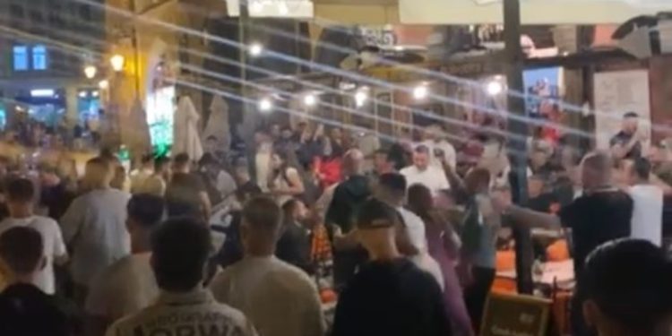 Tifozë kuqezi bëjnë Pragën të “flas” shqip (VIDEO)