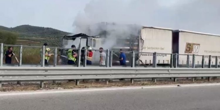 Merr flakë kamioni në autostradë